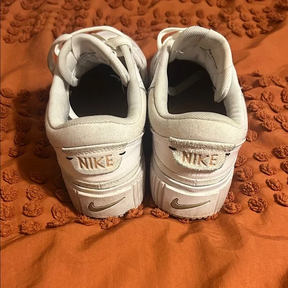 Stylish White Nike Sneakers - Picture 3 of 5